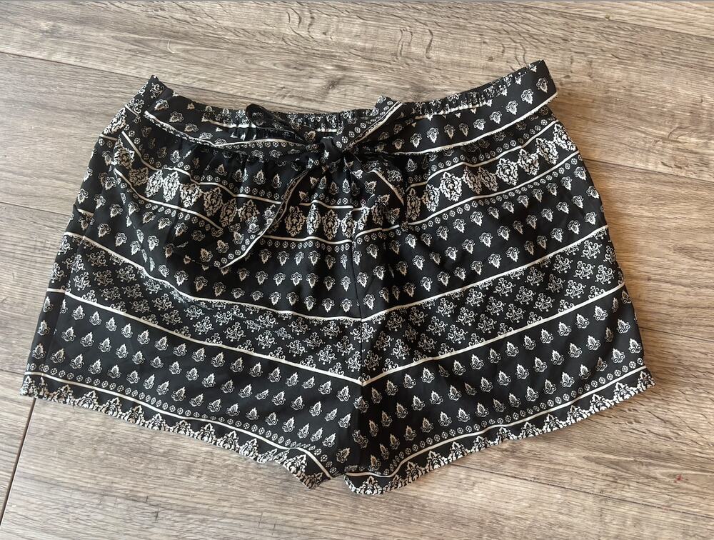 Boho Print Shorts Womens Size L Black White Paisley Lightweight Festival